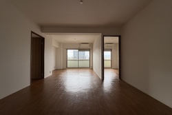 現在照明はついていませんが、南向きの明るいお部屋です。