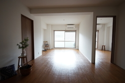 リビングから両サイドに２部屋の個室。