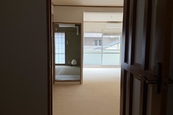 お部屋入口扉を開けたリビングルーム。