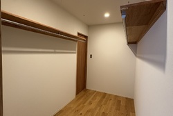 ウォークスルークローゼット。棚とハンガーポール付き。収納スペースとしては自由度もあり大変便利です。