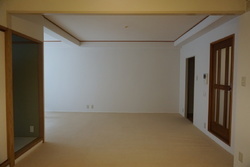 新しく全面カーペットタイルを敷いています。ヴィンテージマンションを活かし、落ち着いた雰囲気のリビング。