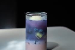 山鹿清華展 × お匙京都 　甘酒フルーツポンチ《星座・月・ロケット》｜ 展覧会のメインビジュアルとしても使用されている、山鹿清華展の《星座・月・ロケット》をモチーフにした甘酒フルーツポンチ。山鹿清華が活躍した時代に誕生したフルーツポンチをレモングラスとローズマリーを使ったぶどう甘酒をベースに、フレッシュな果物とともに、お匙京都ならではの1杯に仕上げました。グラスの上には月をイメージしたパイン甘酒アイスを乗せて。料金：1,320円（税込） ※本展の半券持参でお匙京都のBARでのお会計10%OFF