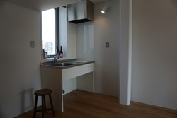 コンパクトなキッチン。西窓から気持ちよく自然光が差し込みます。